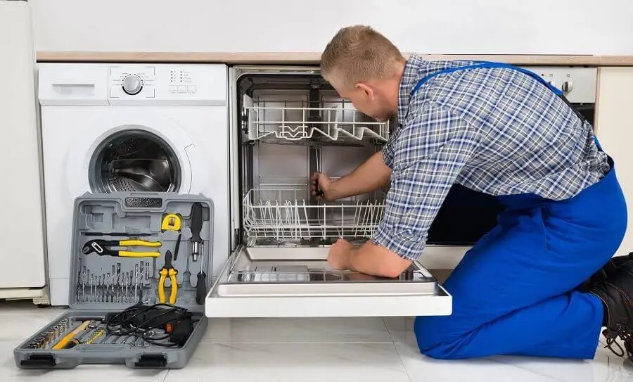 Gölbaşı Hotpoint servisi teknisyen ekibi beyaz eşya tamiri yaparken
